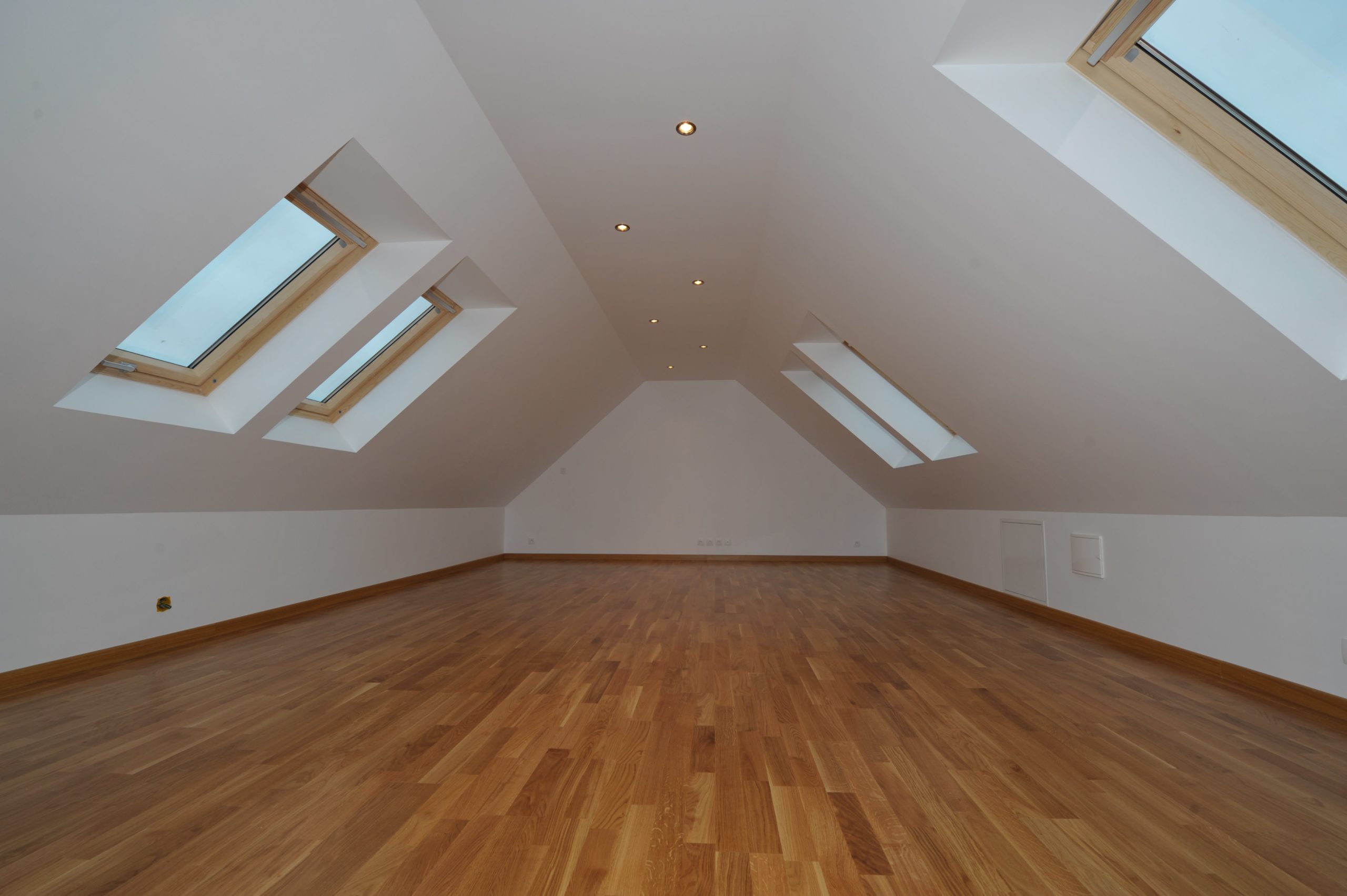 découvrez notre guide complet sur l'aménagement des combles : estimez les prix, préparez votre budget et transformez vos espaces sous toiture en pièces confortables et fonctionnelles.