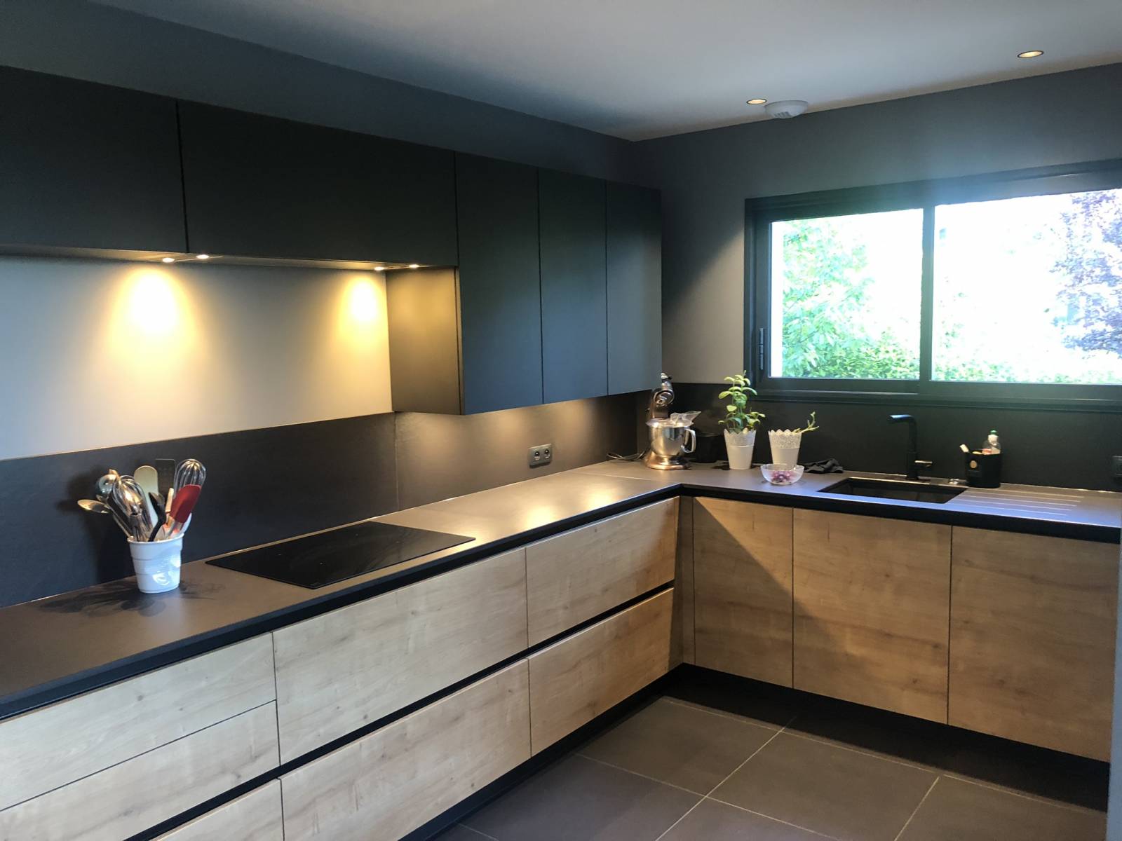 expert en aménagement de cuisine sur mesure par un menuisier professionnel. optimisez votre espace avec des solutions personnalisées et un travail de qualité.