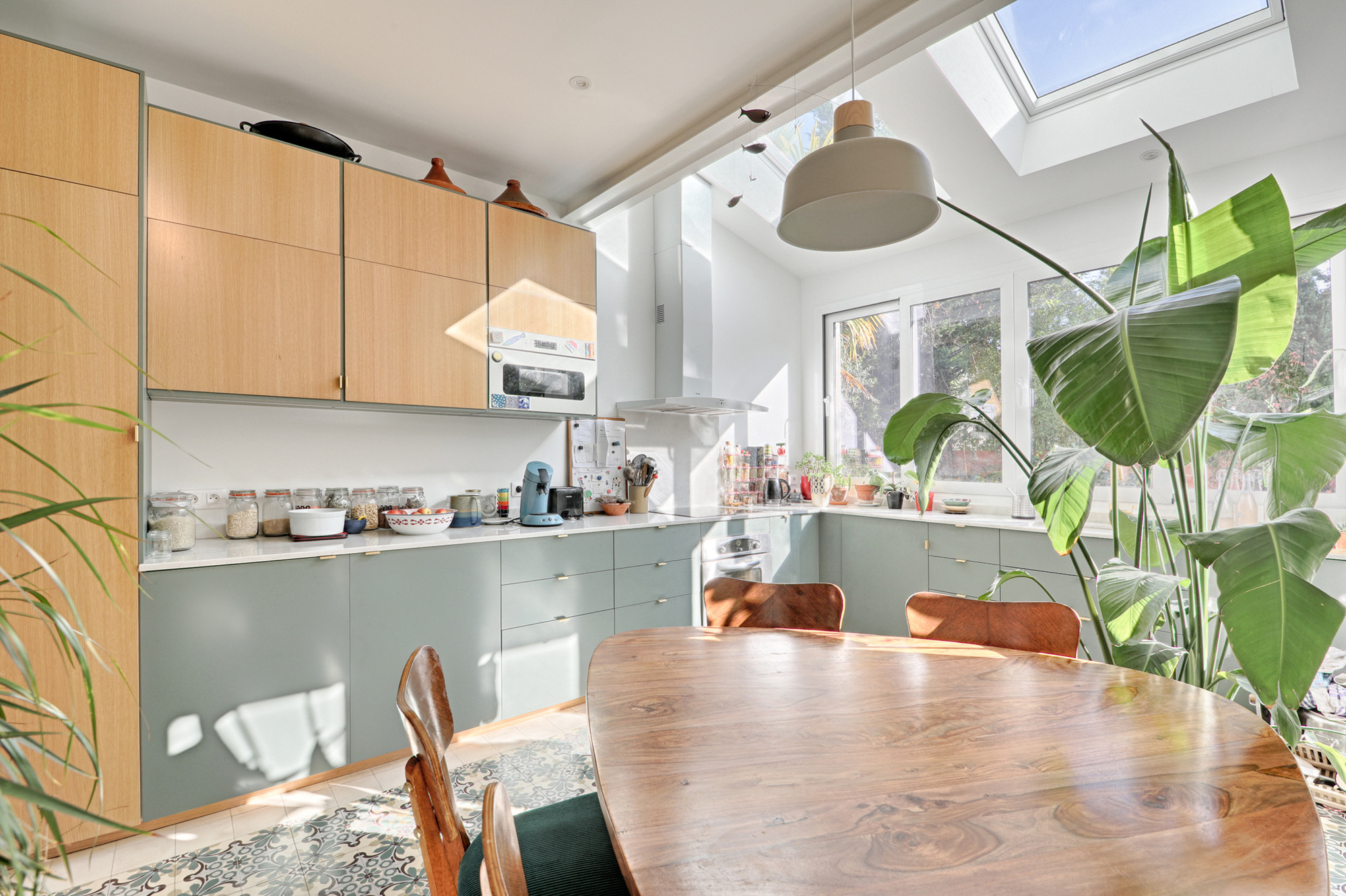 découvrez des idées d'aménagement pour une cuisine sur un mur unique, optimisant l'espace et alliant praticité et design moderne.