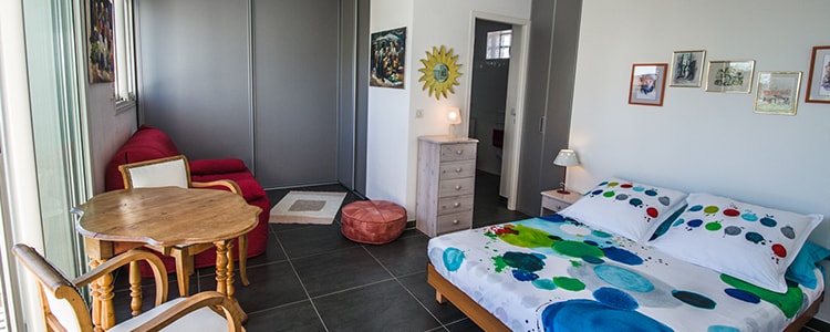 découvrez comment transformer efficacement votre garage en une chambre confortable et fonctionnelle grâce à nos conseils d'aménagement pratiques et économiques.