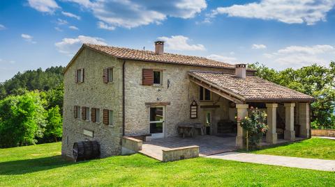 découvrez comment transformer votre grange en une maison confortable et moderne grâce à nos conseils d'aménagement et de rénovation.