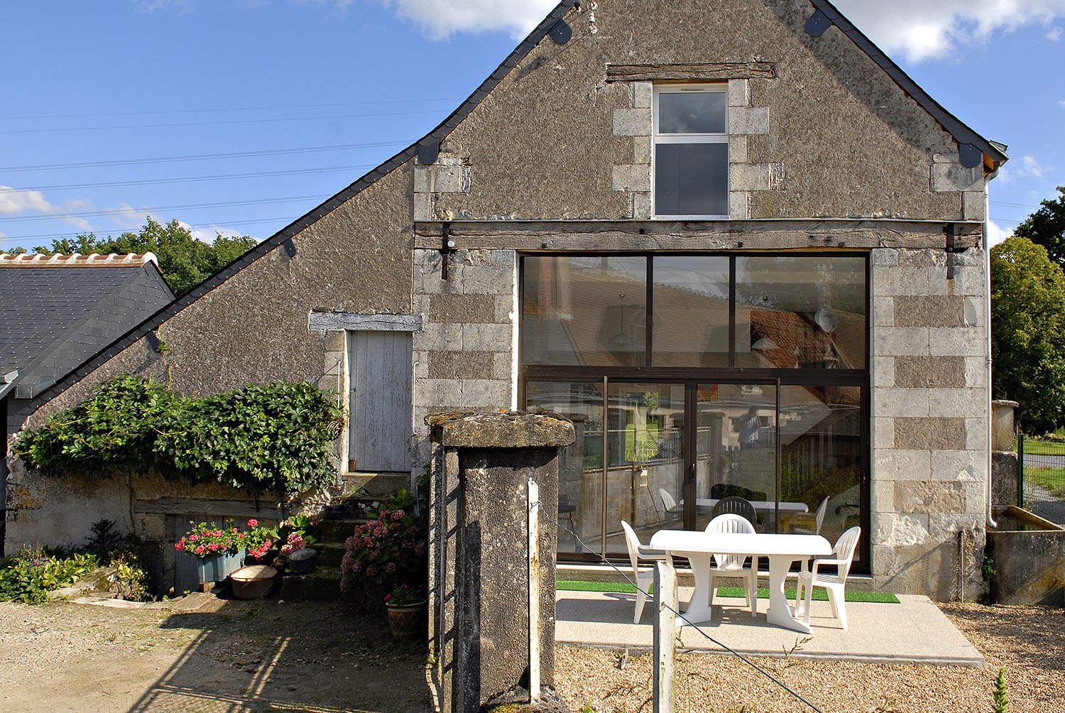 découvrez nos conseils et idées pour transformer votre grange en une maison confortable et moderne grâce à un aménagement réussi.