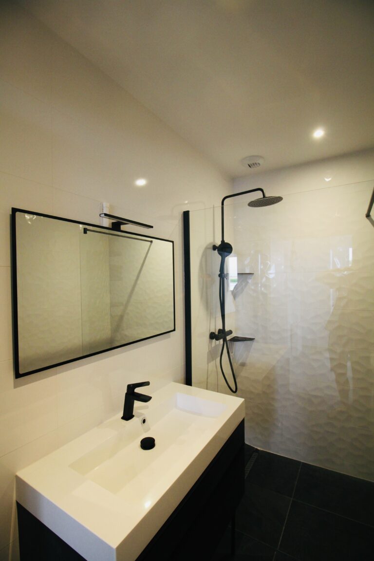 amenagement salle de bain garage 1 découvrez nos solutions d'aménagement pour transformer votre garage en une salle de bain fonctionnelle et moderne. optimisez l'espace avec style et praticité.