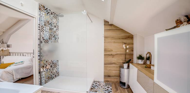 découvrez des idées et conseils pour l'aménagement d'une salle de bain fonctionnelle et esthétique dans un sous-sol, optimisant l'espace et apportant confort.