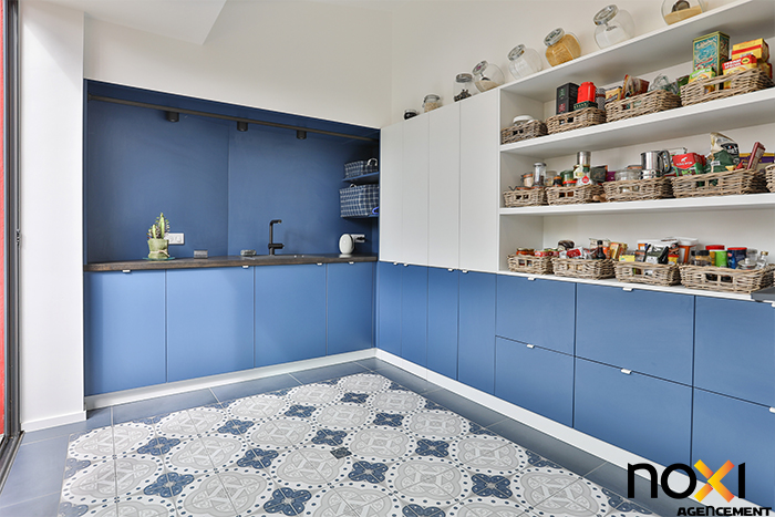 découvrez comment aménager une arrière-cuisine fonctionnelle et optimisée pour faciliter vos tâches quotidiennes tout en maximisant l'espace disponible.