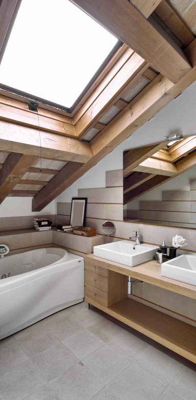 découvrez comment aménager vos combles en une salle de bain fonctionnelle et esthétique, avec des astuces pratiques pour optimiser l'espace et la luminosité.