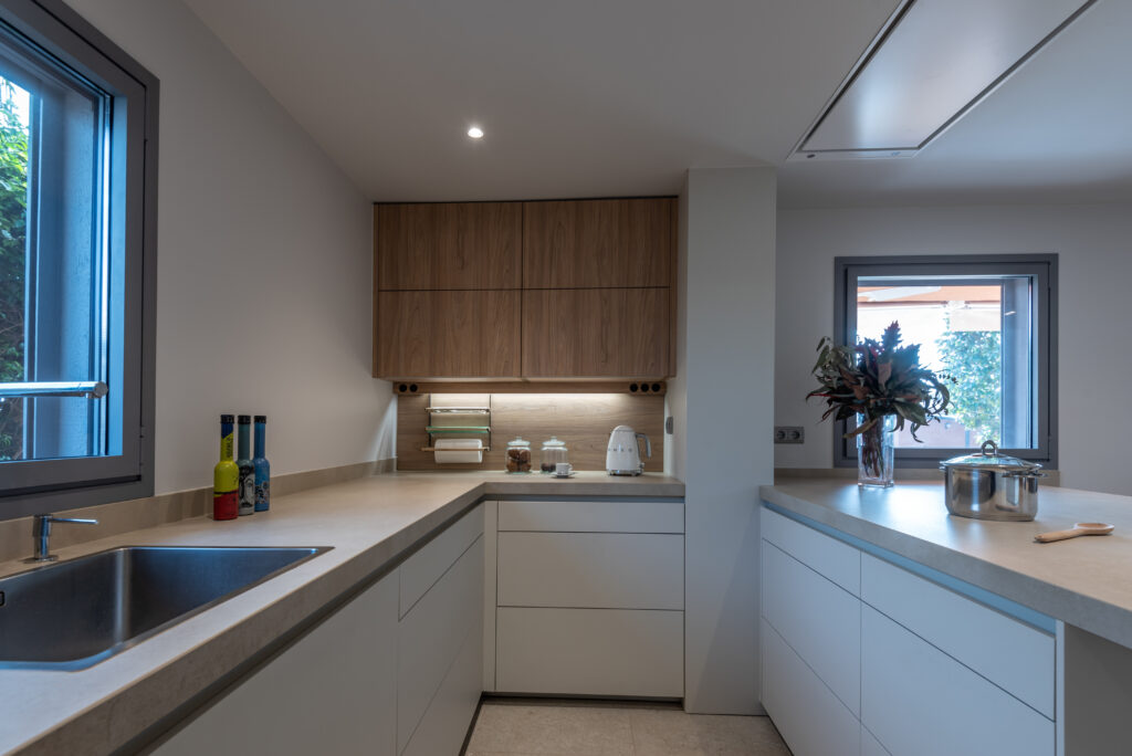 découvrez nos conseils pour aménager votre cuisine en optimisant l'espace et la fonctionnalité, alliant praticité et esthétisme pour une pièce conviviale et bien organisée.