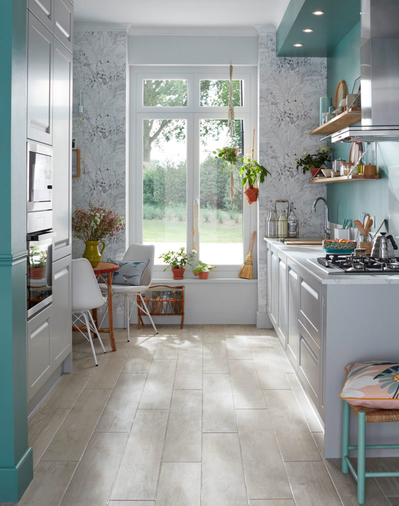 découvrez nos astuces pratiques et inspirations pour aménager une cuisine en couloir fonctionnelle et esthétique, optimisant chaque centimètre de votre espace.