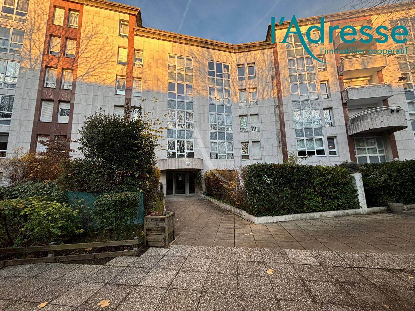 découvrez cet appartement à rénover à noisy-le-grand, idéal pour créer un espace personnalisé selon vos goûts et profiter d'un emplacement stratégique proche des commodités.