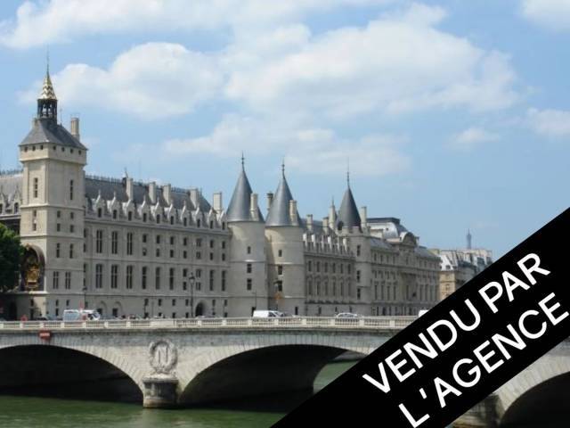 découvrez cet appartement à rénover situé en plein cœur du paris 01, offrant un fort potentiel pour créer votre espace de vie idéal dans un quartier historique.