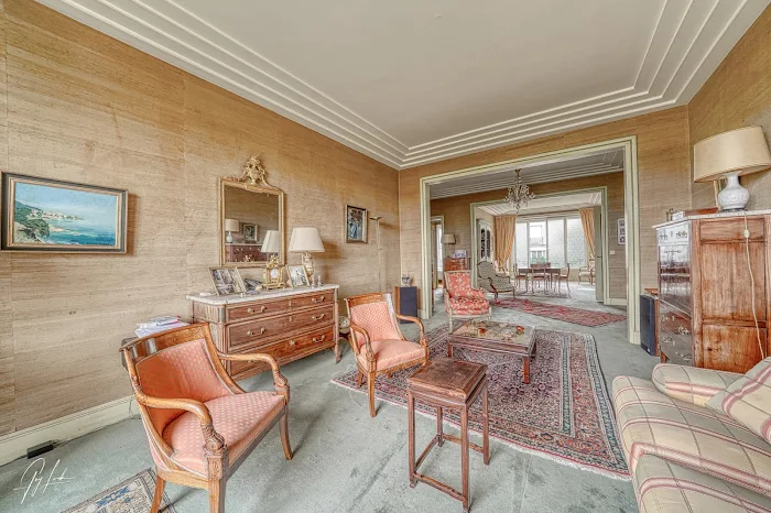 découvrez cet appartement à rénover situé au cœur de paris, offrant un fort potentiel pour créer votre espace de vie idéal dans un quartier recherché.