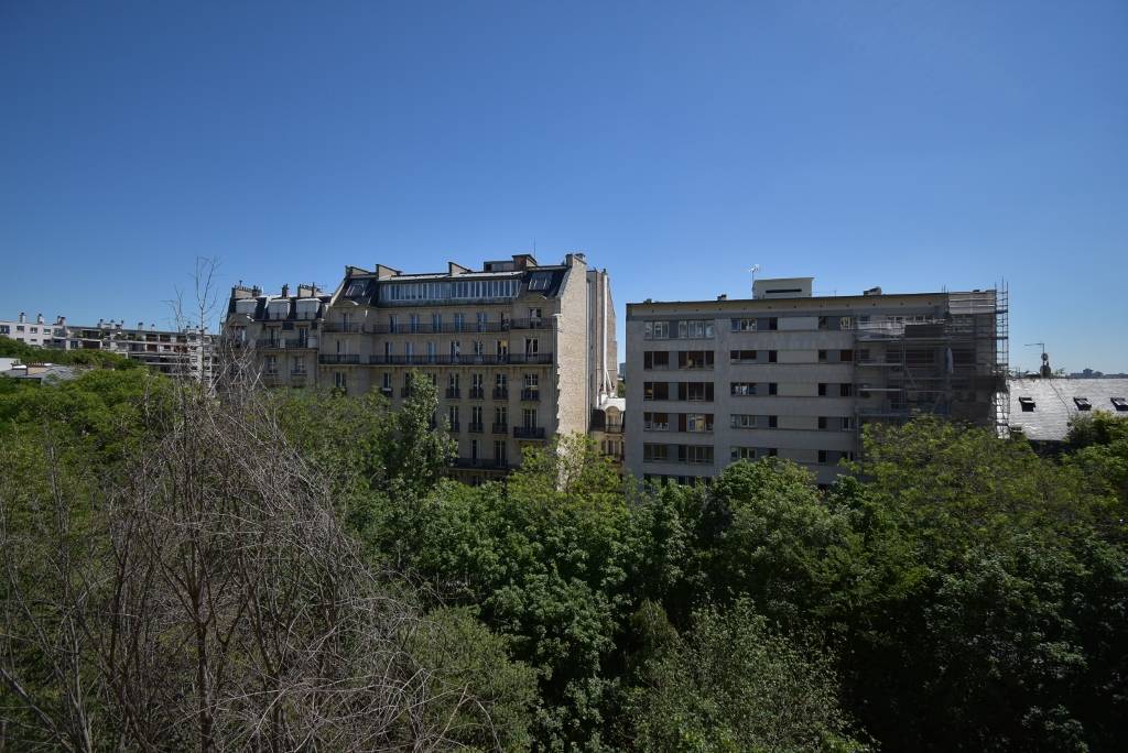 découvrez cet appartement à rénover situé dans le quartier prisé du 75008 à paris. idéal pour investir ou créer votre espace de vie sur mesure au cœur de la capitale.