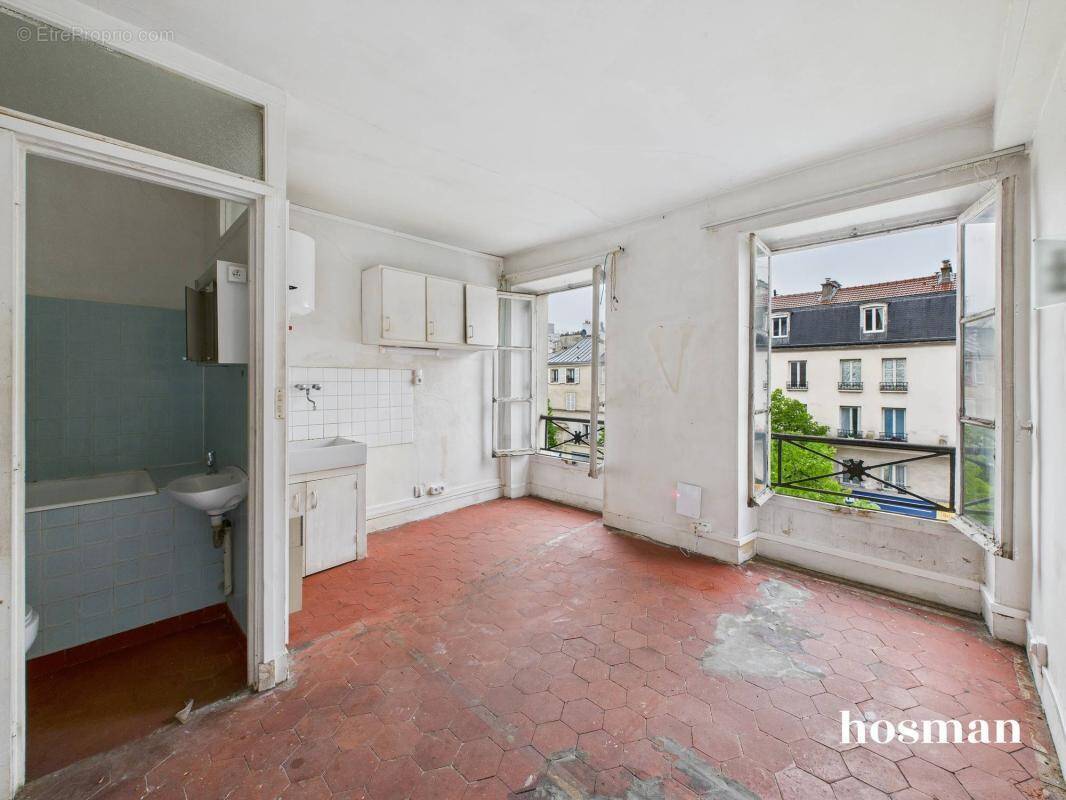 découvrez cet appartement à rénover situé dans le prestigieux 8ème arrondissement de paris, offrant un fort potentiel pour créer votre espace idéal au cœur de la capitale.
