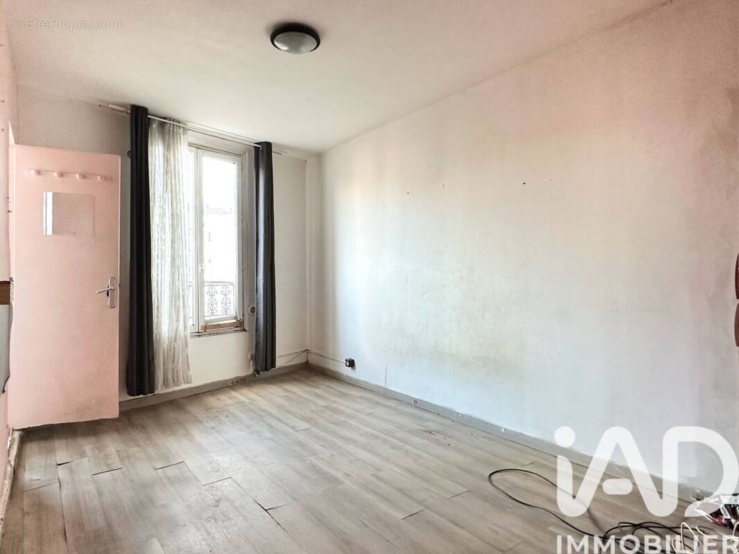 découvrez cet appartement à rénover situé à paris xl, une opportunité unique pour créer votre espace de vie personnalisé au cœur de la capitale.