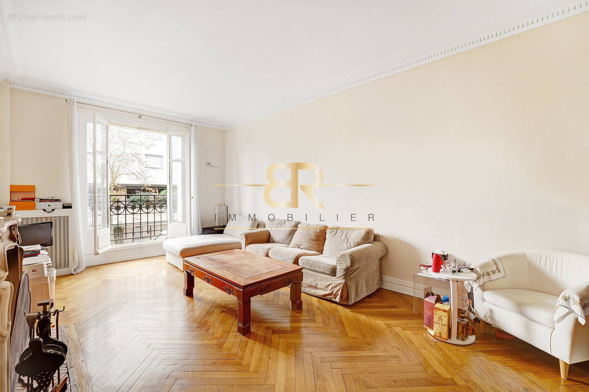 découvrez un appartement à rénover de grande taille à paris, offrant un potentiel unique pour créer votre espace de vie idéal au cœur de la capitale.
