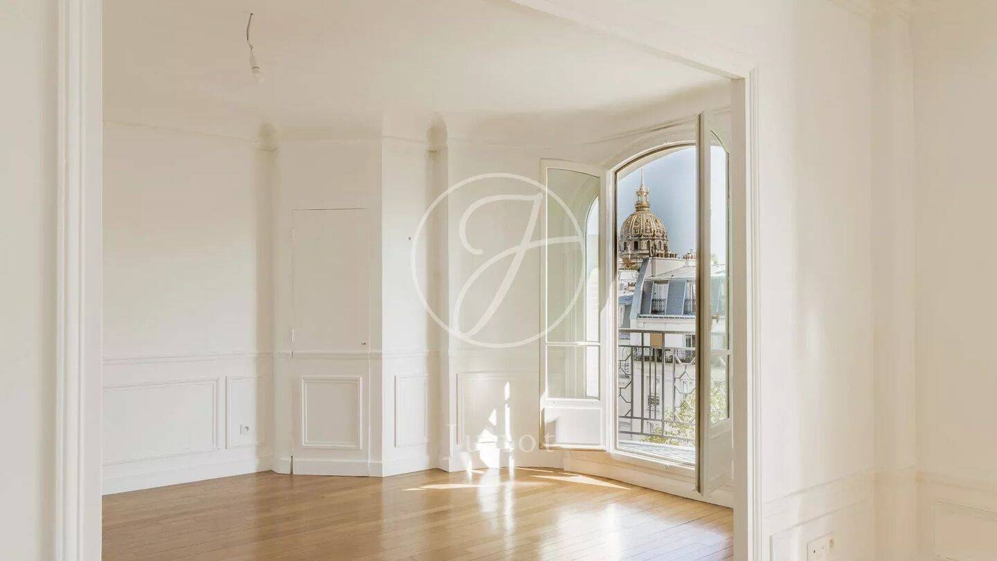 découvrez cet appartement à rénover de grande taille à paris, offrant un fort potentiel pour créer un espace de vie unique au cœur de la capitale.