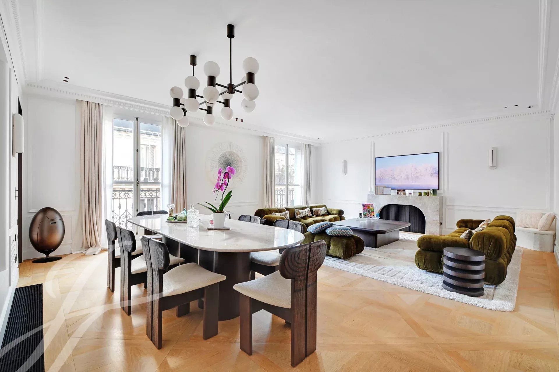 découvrez cet appartement rénové avec soin en juin 2016, situé au cœur de paris, alliant charme ancien et confort moderne.