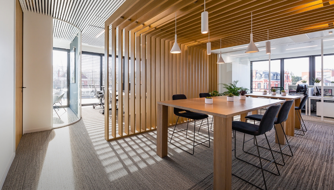 découvrez comment un architecte conçoit des bureaux alliant espace productif et bien-être pour optimiser confort et efficacité au travail.