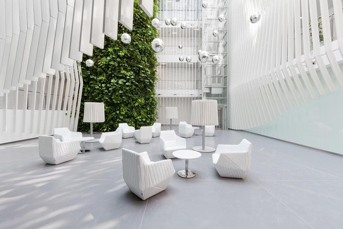 découvrez comment un architecte conçoit des bureaux alliant espace productif et bien-être pour optimiser confort et efficacité au travail.