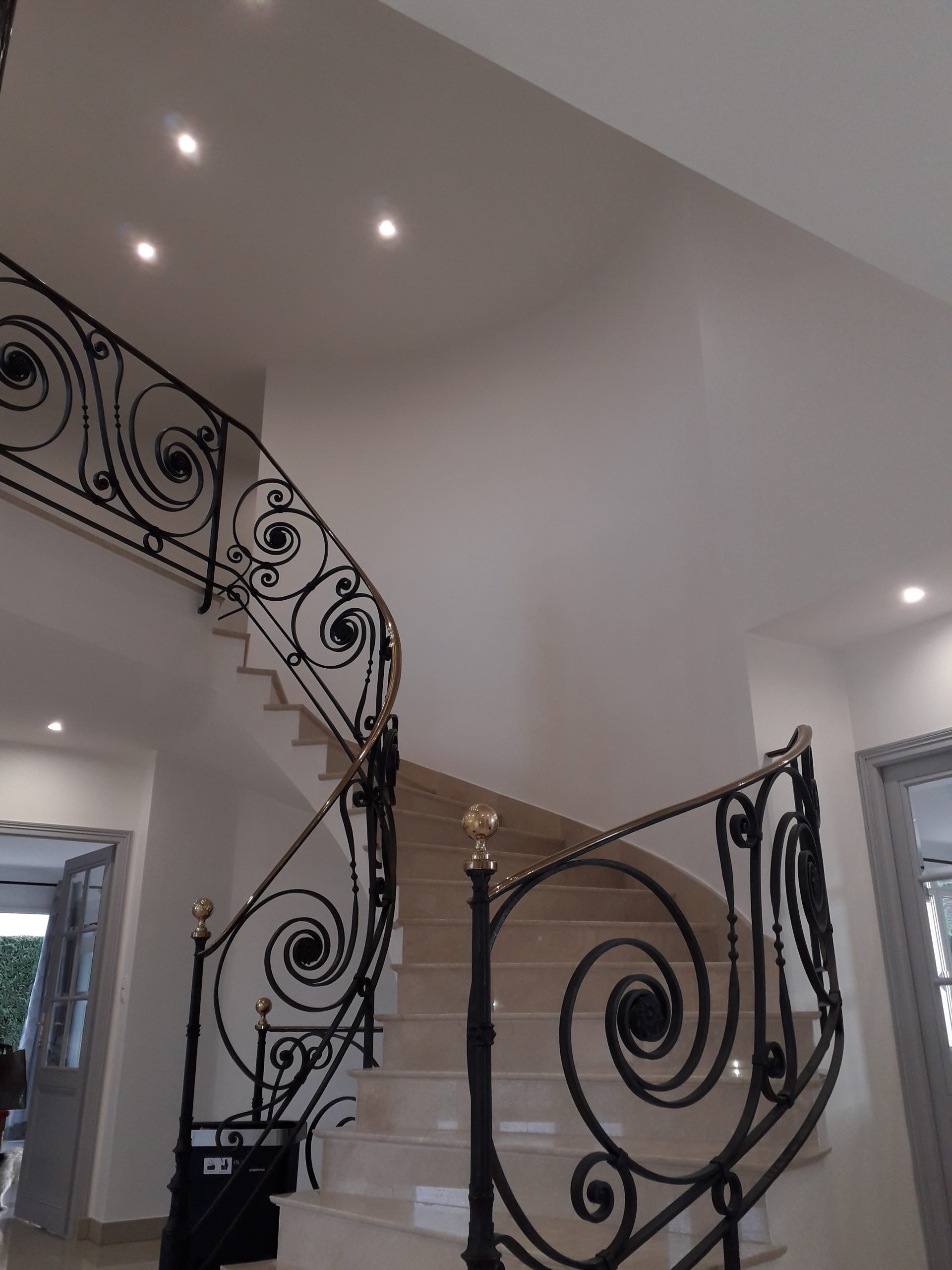 artisan peintre à paris spécialisé dans la rénovation et la décoration intérieure pour sublimer votre espace de vie avec des finitions de qualité et un savoir-faire artisanal.