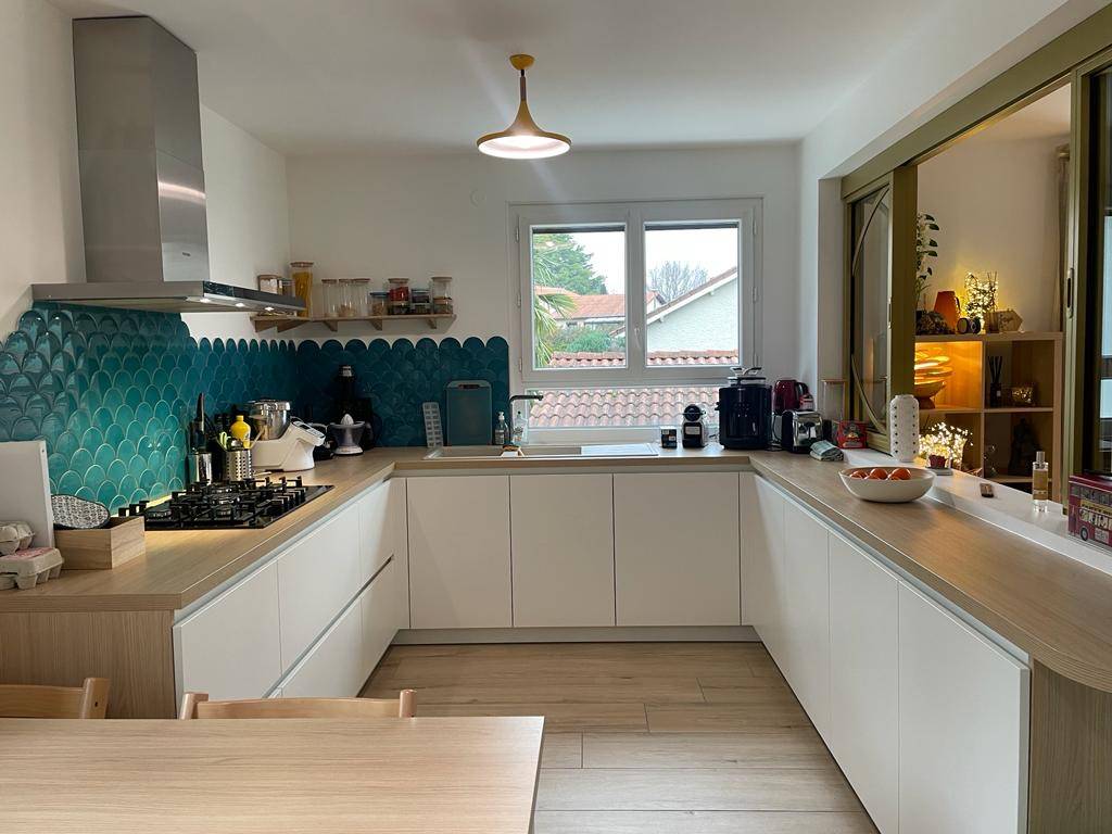 découvrez un artisan spécialisé dans la pose de cuisine, garantissant un travail soigné et personnalisé pour aménager votre espace avec élégance et fonctionnalité.