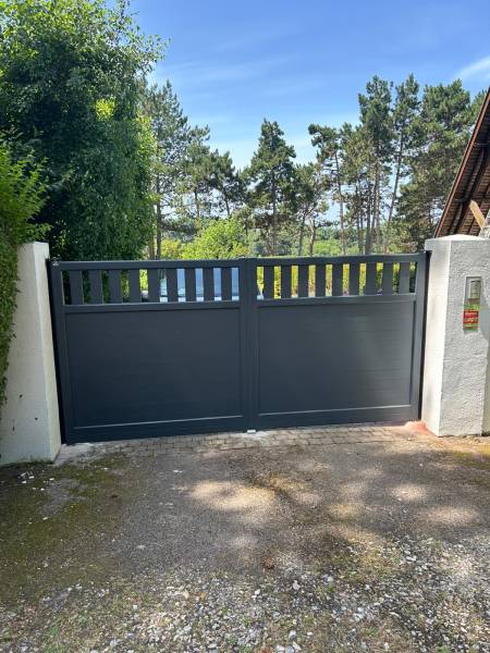 expert en pose de portails artisanaux, nous assurons une installation sur mesure et de qualité pour sécuriser et embellir votre propriété.