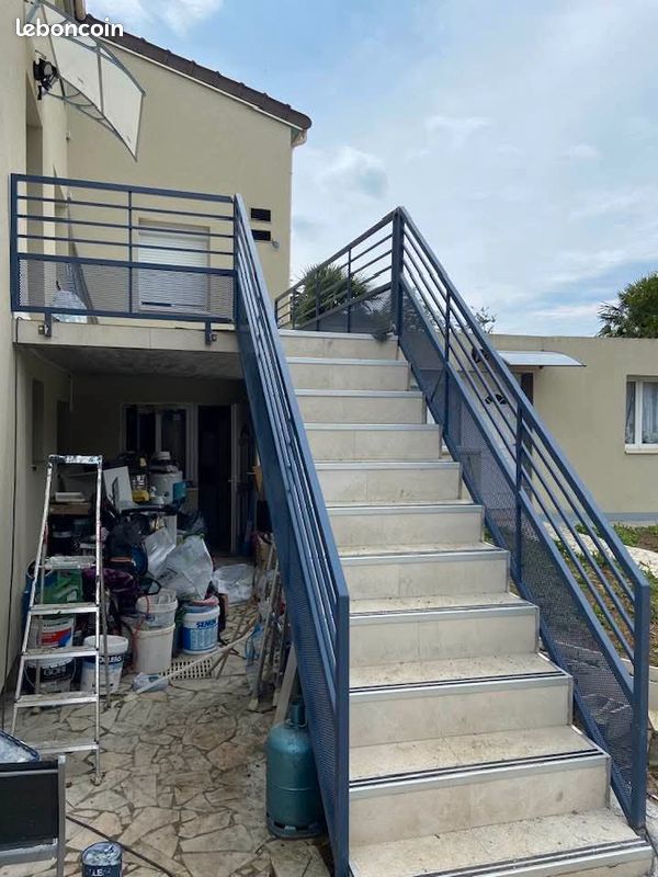 artisan spécialisé dans la pose de portails sur mesure pour sécuriser et embellir votre entrée. installation rapide et soignée garantie.