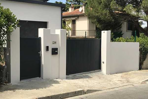 expert artisan spécialisé dans la pose de portails sur mesure, garantissant qualité, sécurité et esthétique pour votre entrée.