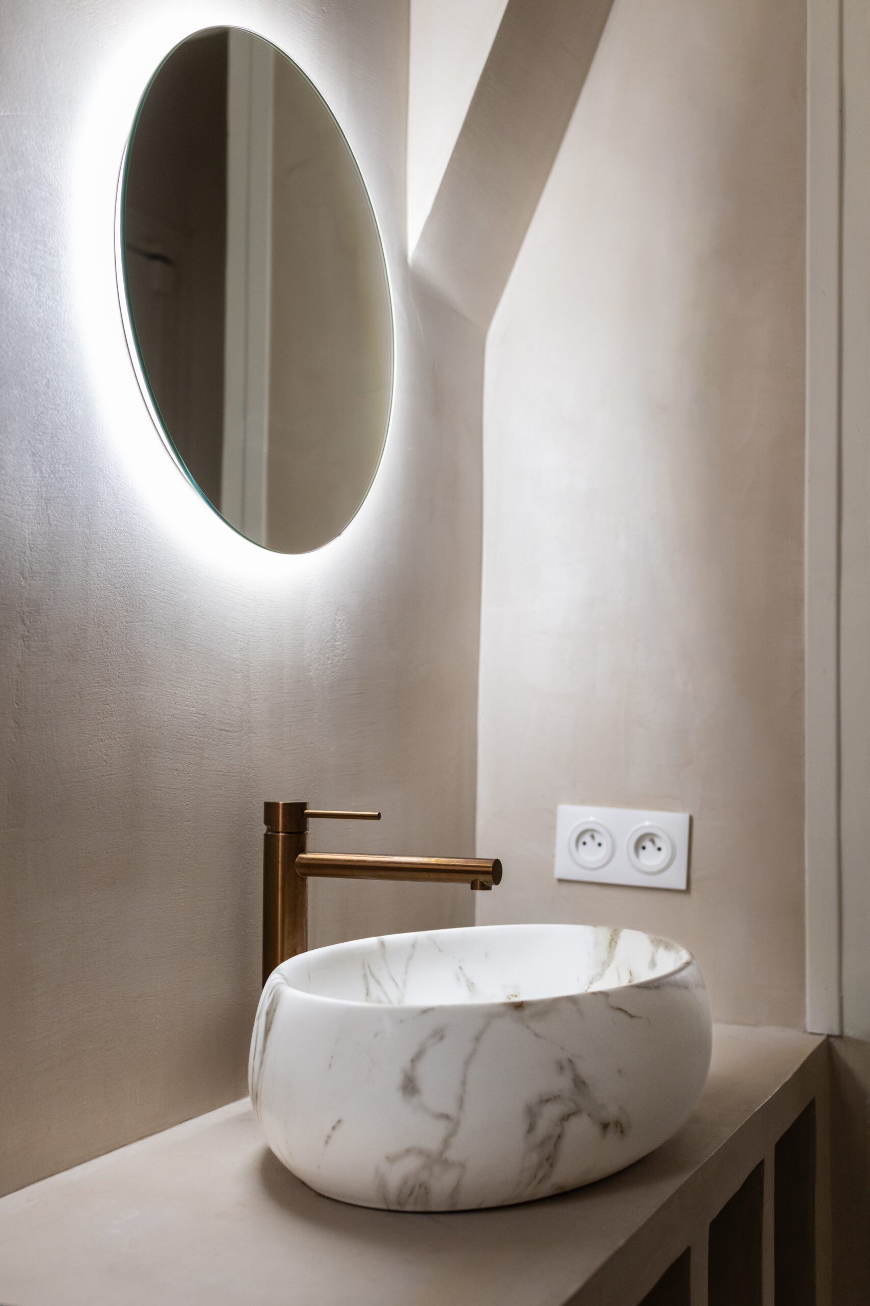 artisan spécialisé en rénovation de salle de bain : qualité, savoir-faire et conseils personnalisés pour transformer votre espace humide en un lieu moderne et confortable.