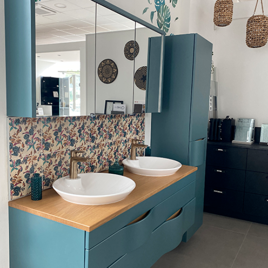 artisan spécialiste en rénovation et création de salles de bain sur mesure, alliant savoir-faire et qualité pour un espace fonctionnel et esthétique.