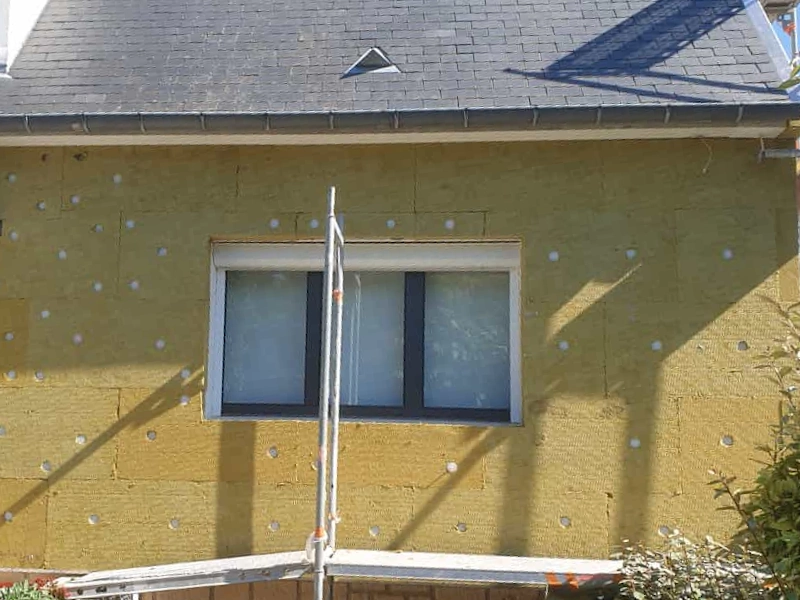 découvrez notre avis détaillé sur l'isolation par l'extérieur : avantages, inconvénients, coûts et conseils pour améliorer l'efficacité énergétique de votre maison.