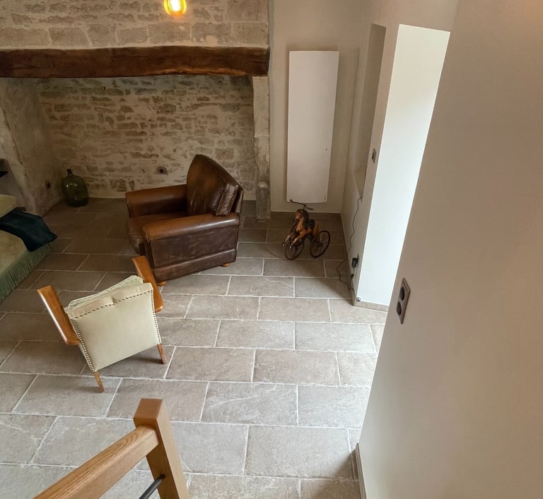 découvrez comment établir un budget précis pour la rénovation de votre grange, incluant les coûts des matériaux, de la main-d'œuvre et des démarches administratives.