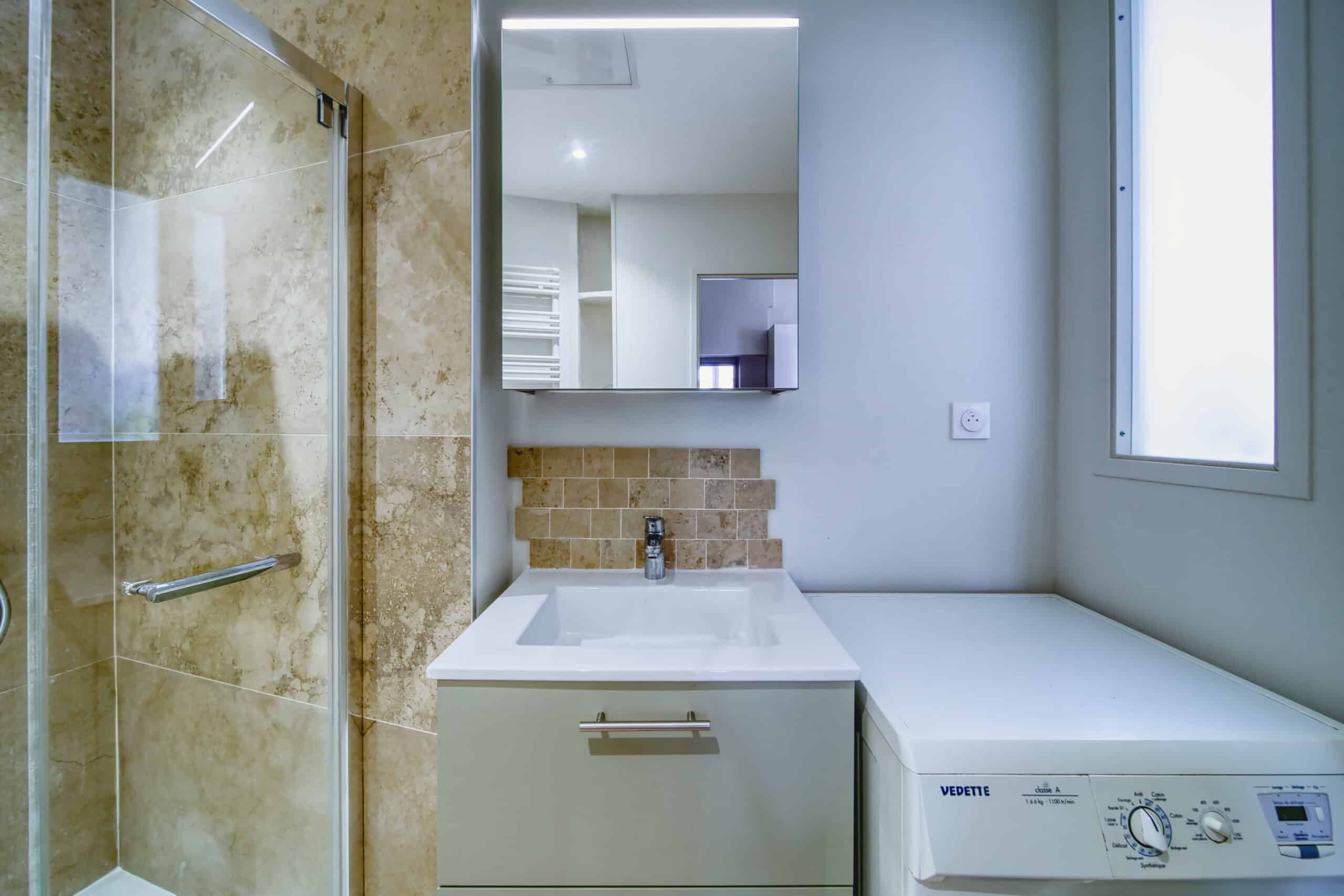 découvrez comment aménager et décorer une salle de bain de 4m2 en respectant votre budget grâce à nos conseils pratiques et astuces économiques.
