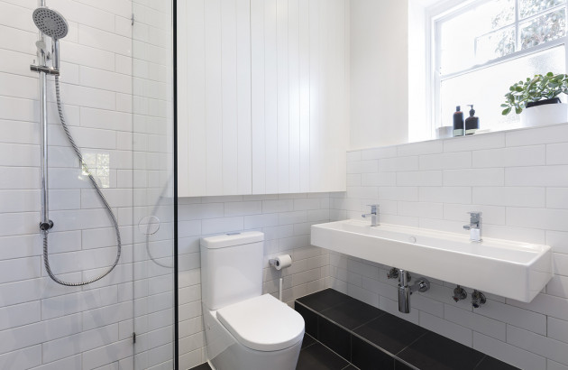 découvrez comment planifier et gérer efficacement le budget pour une salle de bain de 4m2, avec des conseils pratiques pour optimiser chaque dépense.