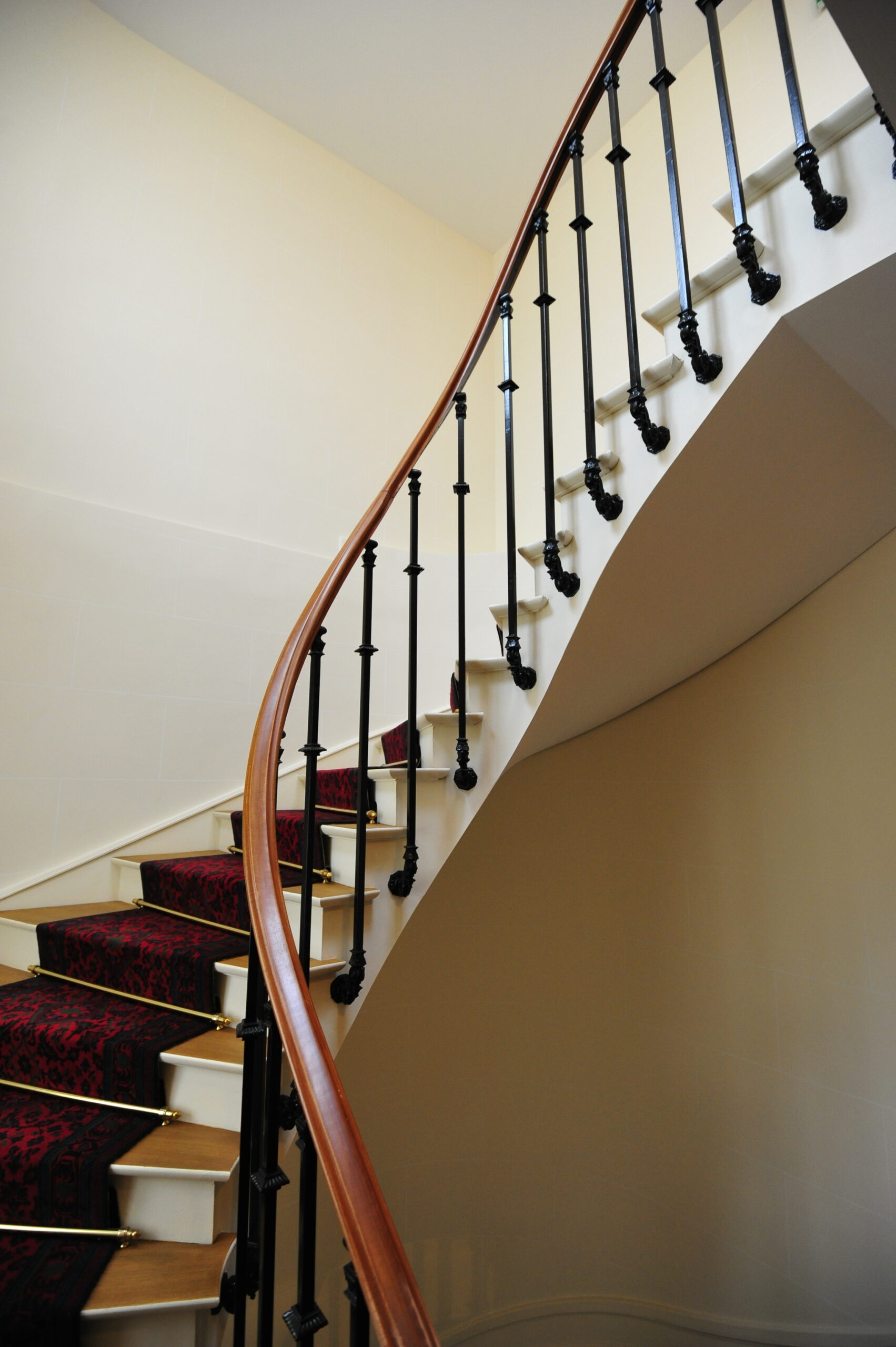 découvrez nos conseils et inspirations pour aménager une cage d'escalier haussmannienne alliant élégance et authenticité.