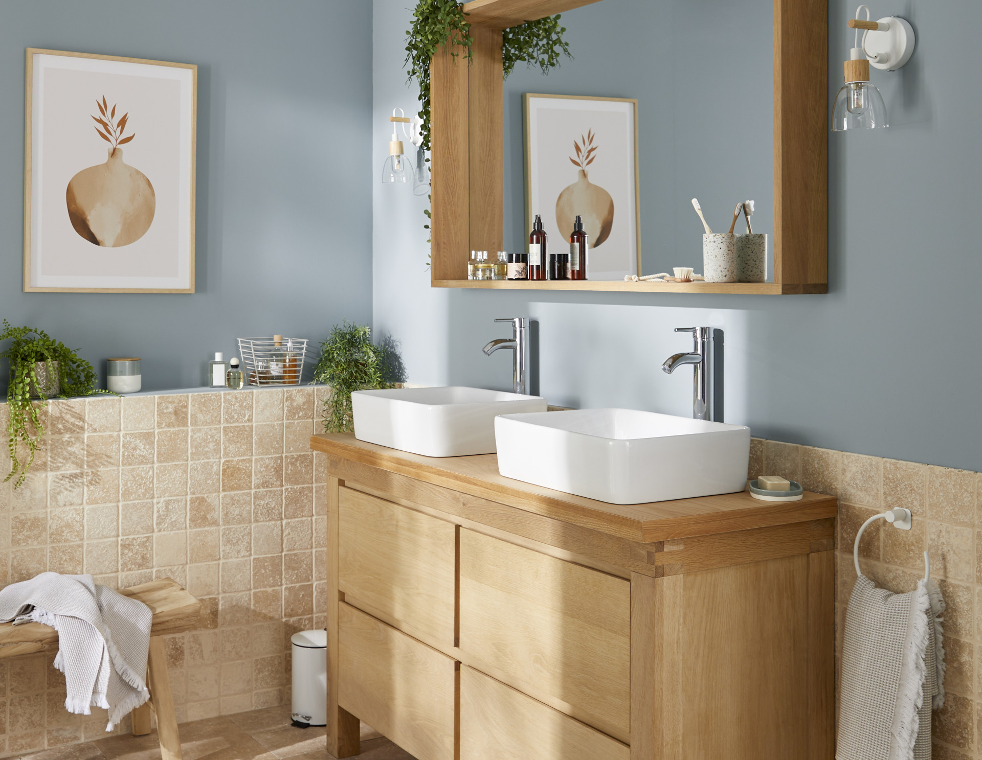 découvrez nos astuces pour choisir le carrelage idéal dans une petite salle de bain et agrandir visuellement votre espace avec style et fonctionnalité.