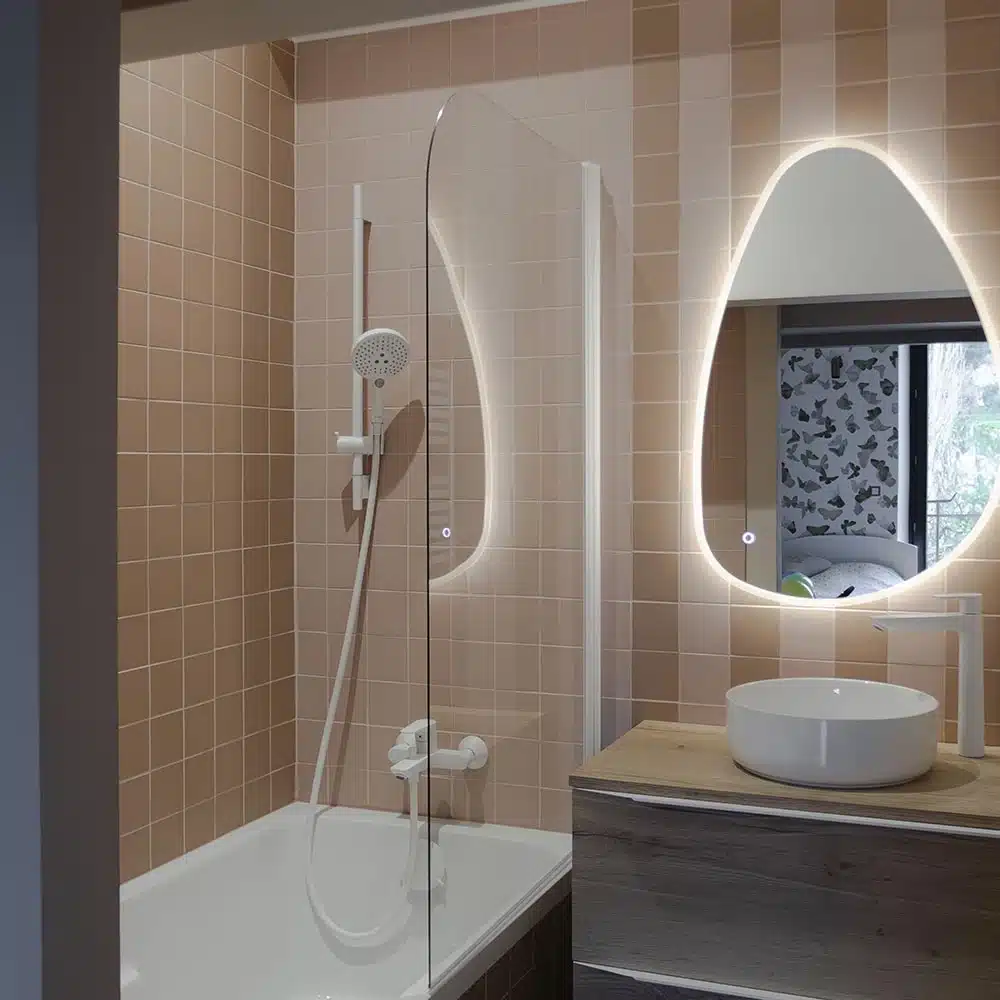 découvrez nos conseils et astuces pour choisir le carrelage idéal afin d'agrandir visuellement une petite salle de bain et optimiser l'espace avec style.