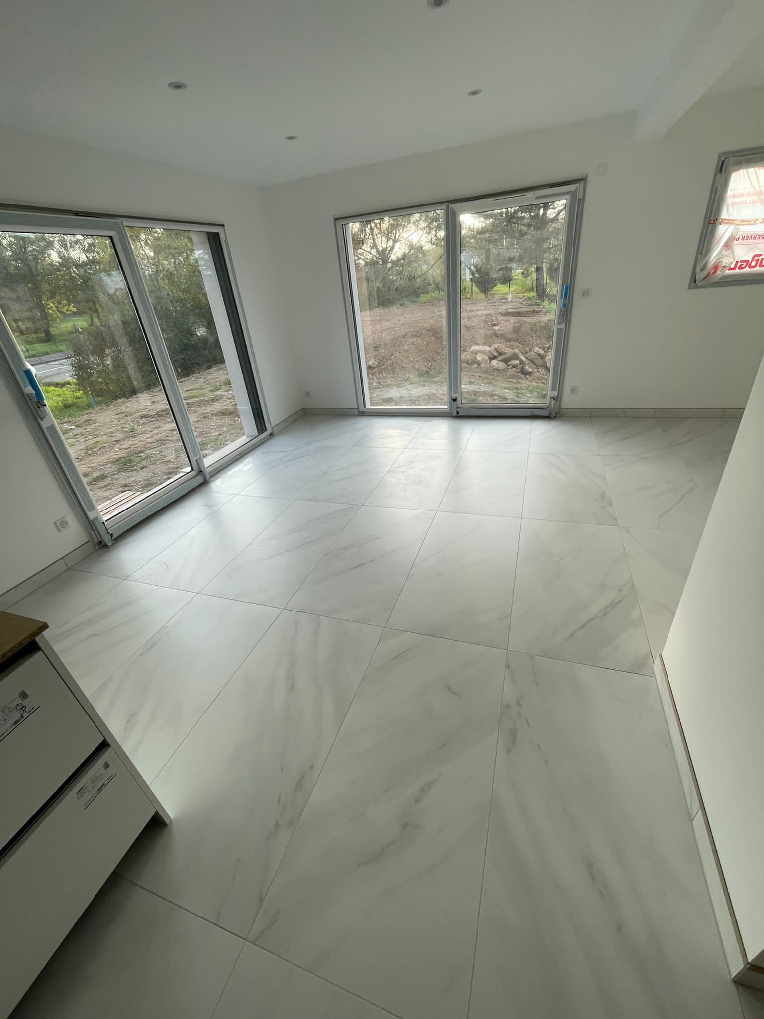 découvrez nos conseils et astuces pour choisir le carrelage idéal afin d'agrandir visuellement votre salle de bain et optimiser l'espace.