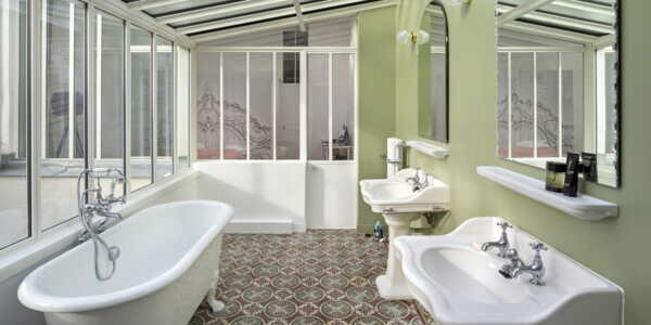 découvrez nos conseils et idées de carrelage pour agrandir visuellement votre salle de bain, alliant style et fonctionnalité pour un espace plus spacieux.