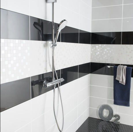 découvrez notre guide facile pour carreler le mur de votre salle de bain étape par étape, avec des conseils pratiques pour un résultat impeccable.