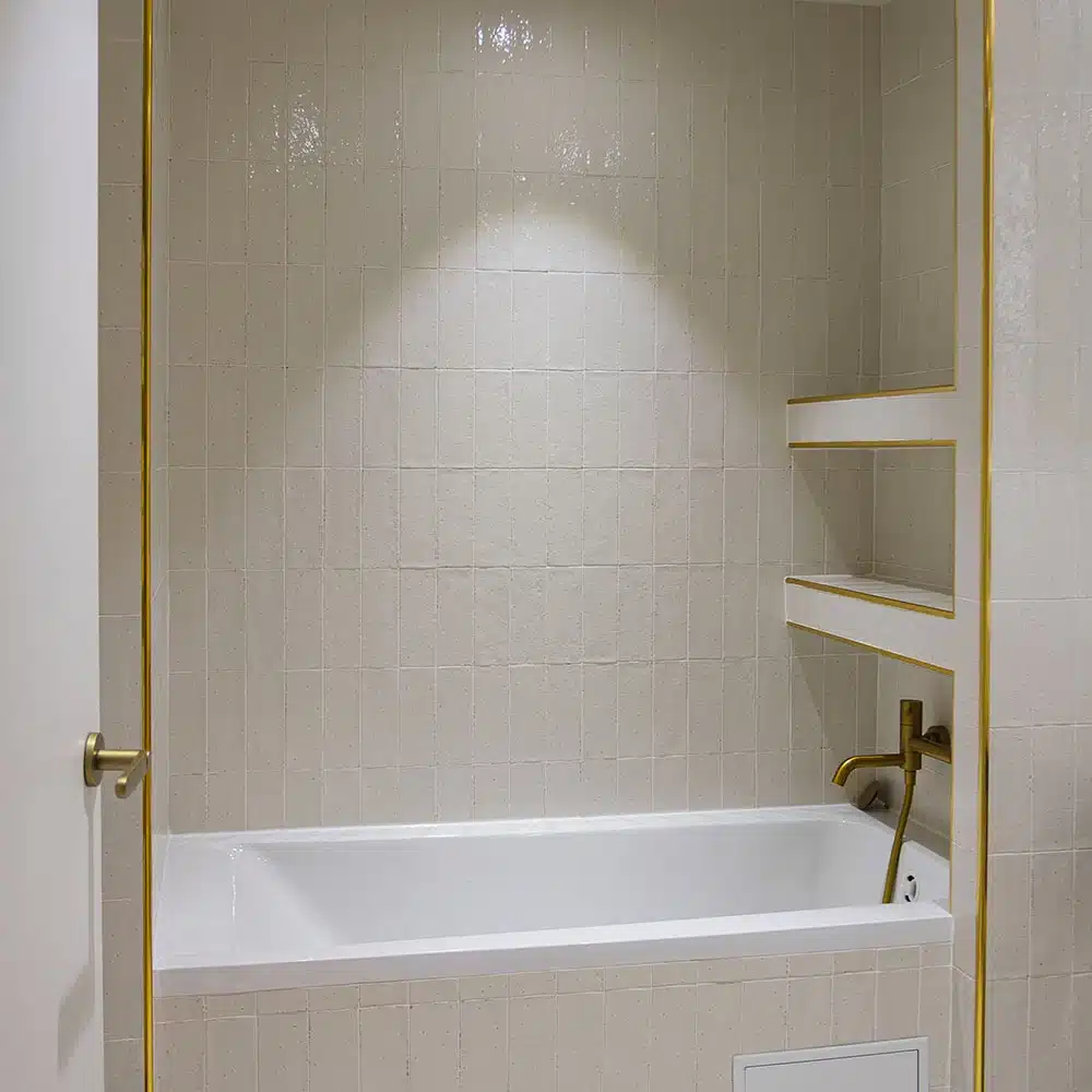 découvrez des astuces professionnelles pour carreler votre salle de bain jusqu'au plafond et obtenir un résultat parfait et durable.