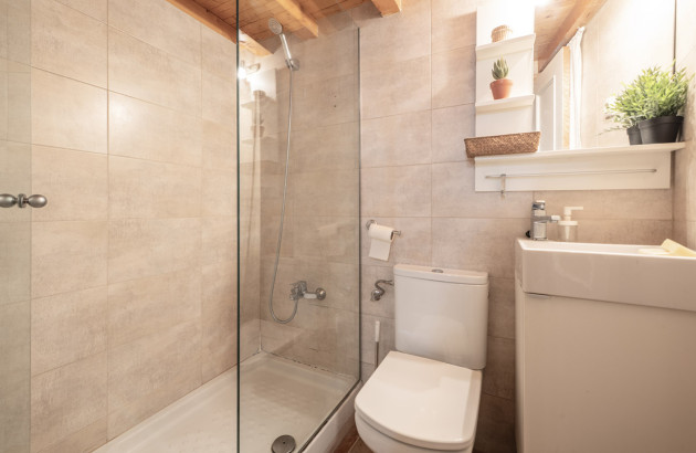 découvrez nos conseils professionnels pour carreler votre salle de bain jusqu'au plafond et obtenir un résultat parfait et durable.