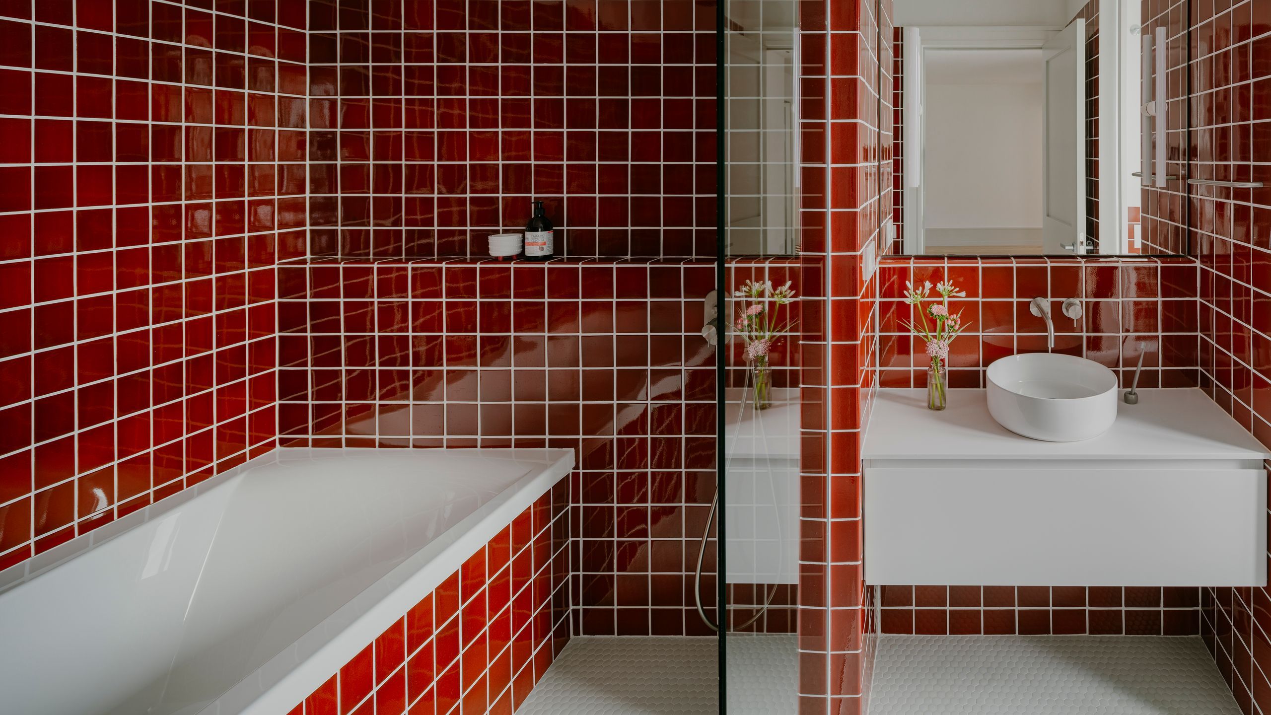 découvrez l'ordre idéal pour carreler votre salle de bain afin d'assurer une finition parfaite et durable. suivez nos conseils étape par étape pour un résultat professionnel.