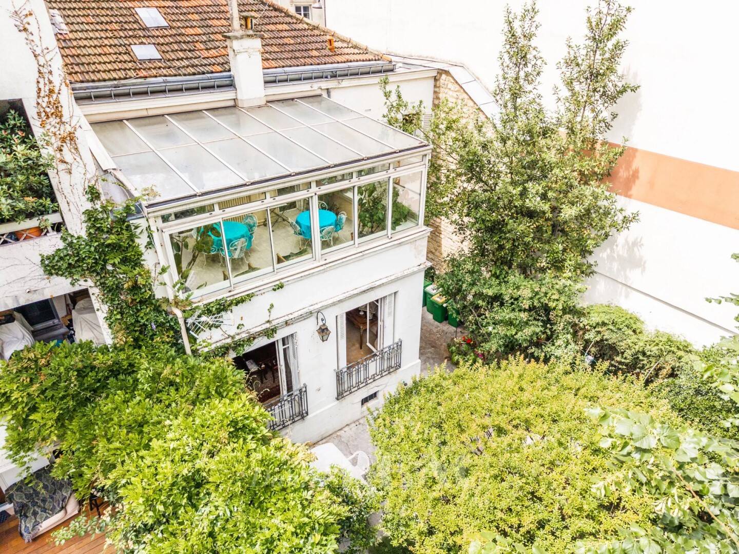 découvrez ce chalet à rénover situé à proximité du 15e arrondissement de paris, une opportunité unique pour créer votre espace de vie idéal dans un quartier recherché.