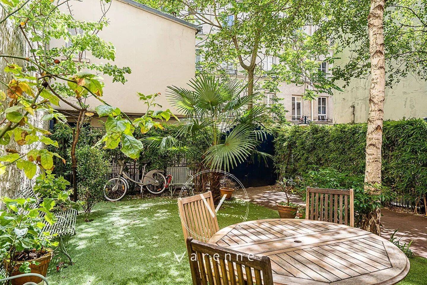 découvrez ce chalet à rénover situé à proximité du 15e arrondissement de paris, une opportunité unique pour créer votre espace de vie idéal dans un cadre privilégié.