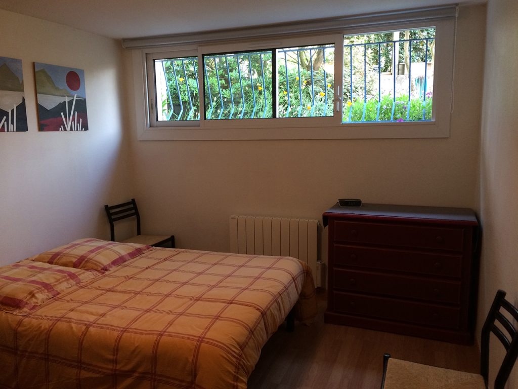 découvrez nos conseils et idées pour aménager une chambre confortable et fonctionnelle dans un sous-sol.