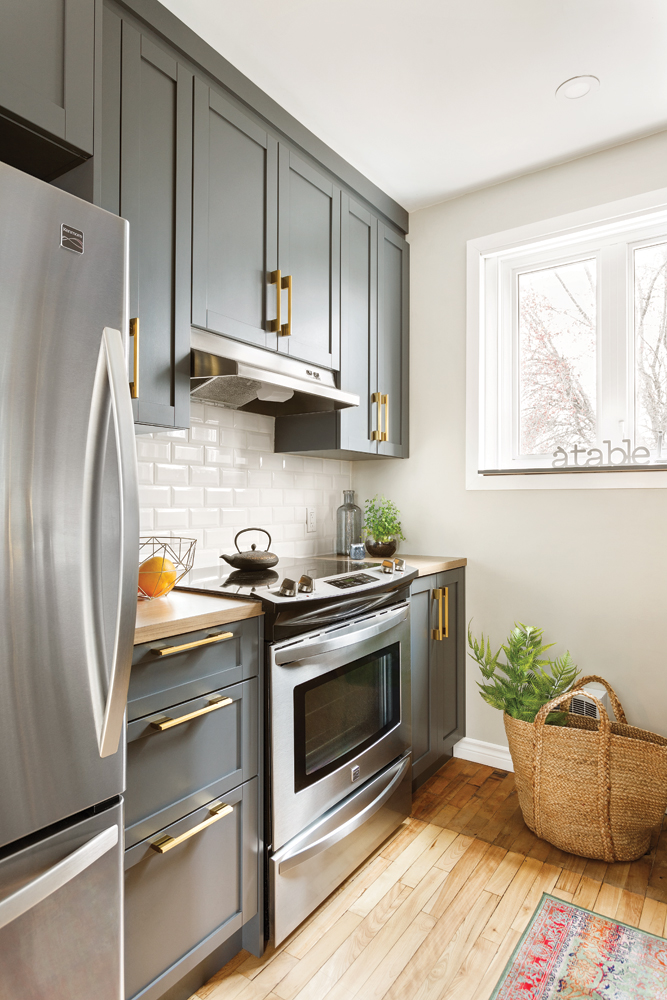 découvrez nos conseils pratiques pour changer la porte de votre placard de cuisine facilement et efficacement.