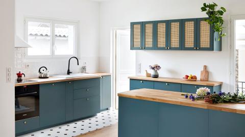 découvrez nos conseils pratiques pour changer la porte de votre placard de cuisine facilement et avec style. guide étape par étape pour un résultat réussi.