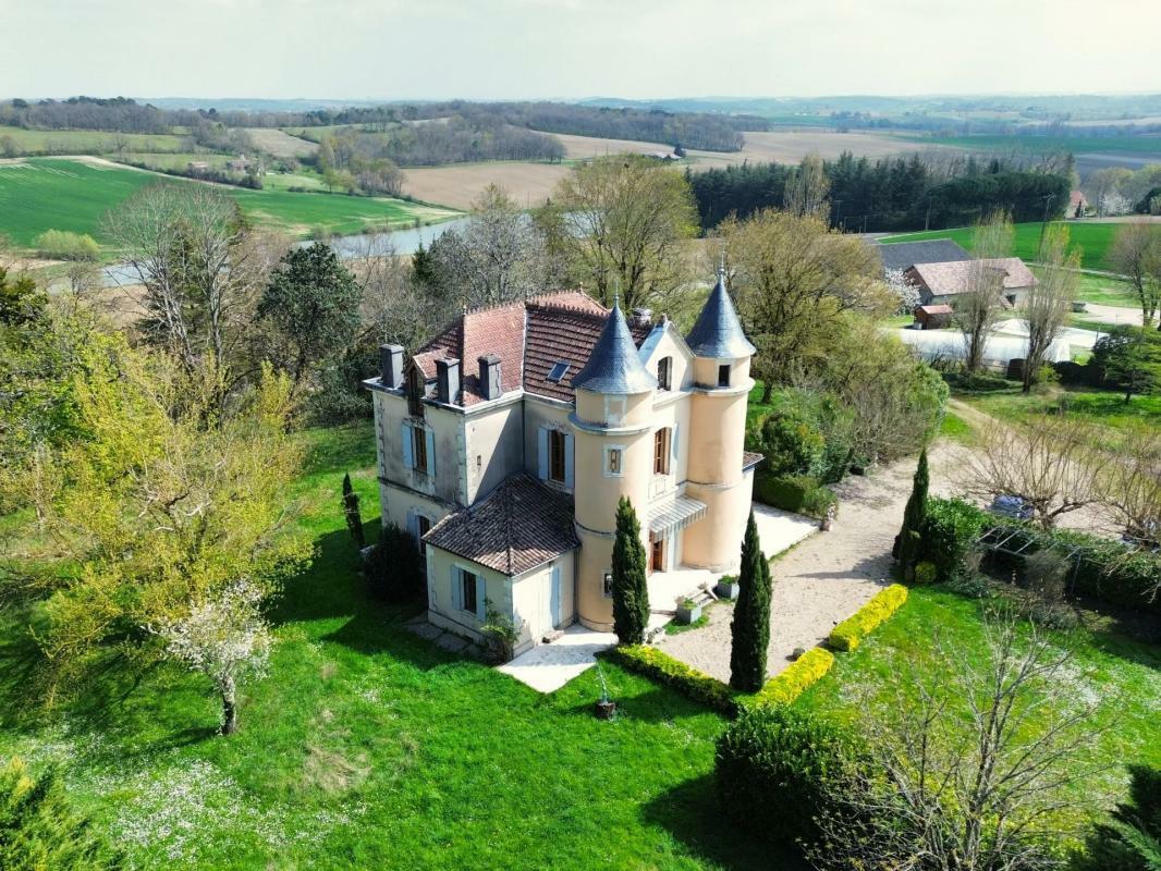 découvrez ce château à rénover situé près de paris, offrant un potentiel exceptionnel pour un projet de restauration unique alliant charme historique et proximité de la capitale.