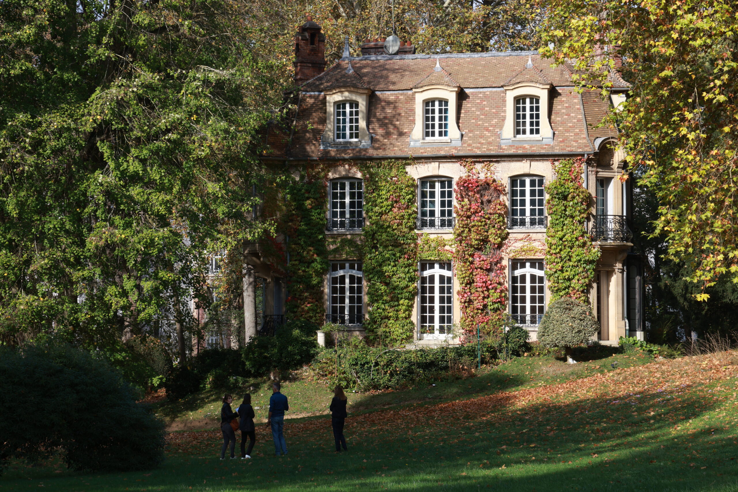 découvrez notre sélection exclusive de châteaux à vendre près de paris en 2025. offrez-vous un cadre d'exception alliant histoire, luxe et tranquillité à deux pas de la capitale.